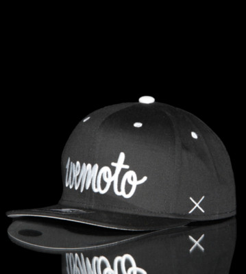 Wemoto Snap Cap Script black
